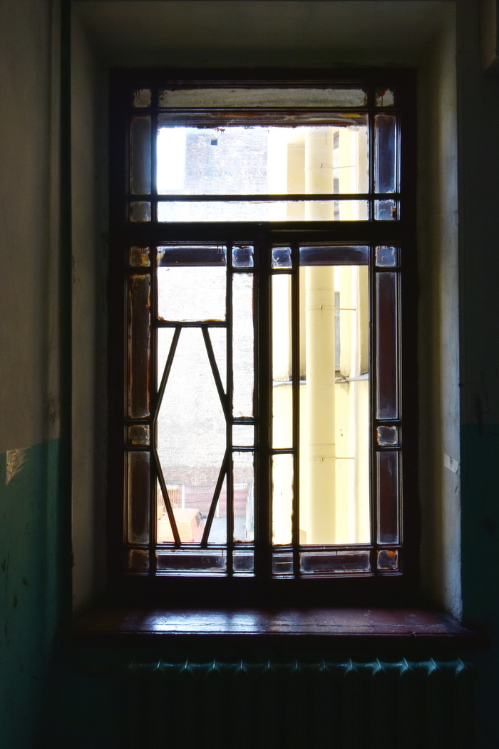 6-я линия, 47 А. Окно на лестнице с фигурной расстекловкой. Фото 2020
